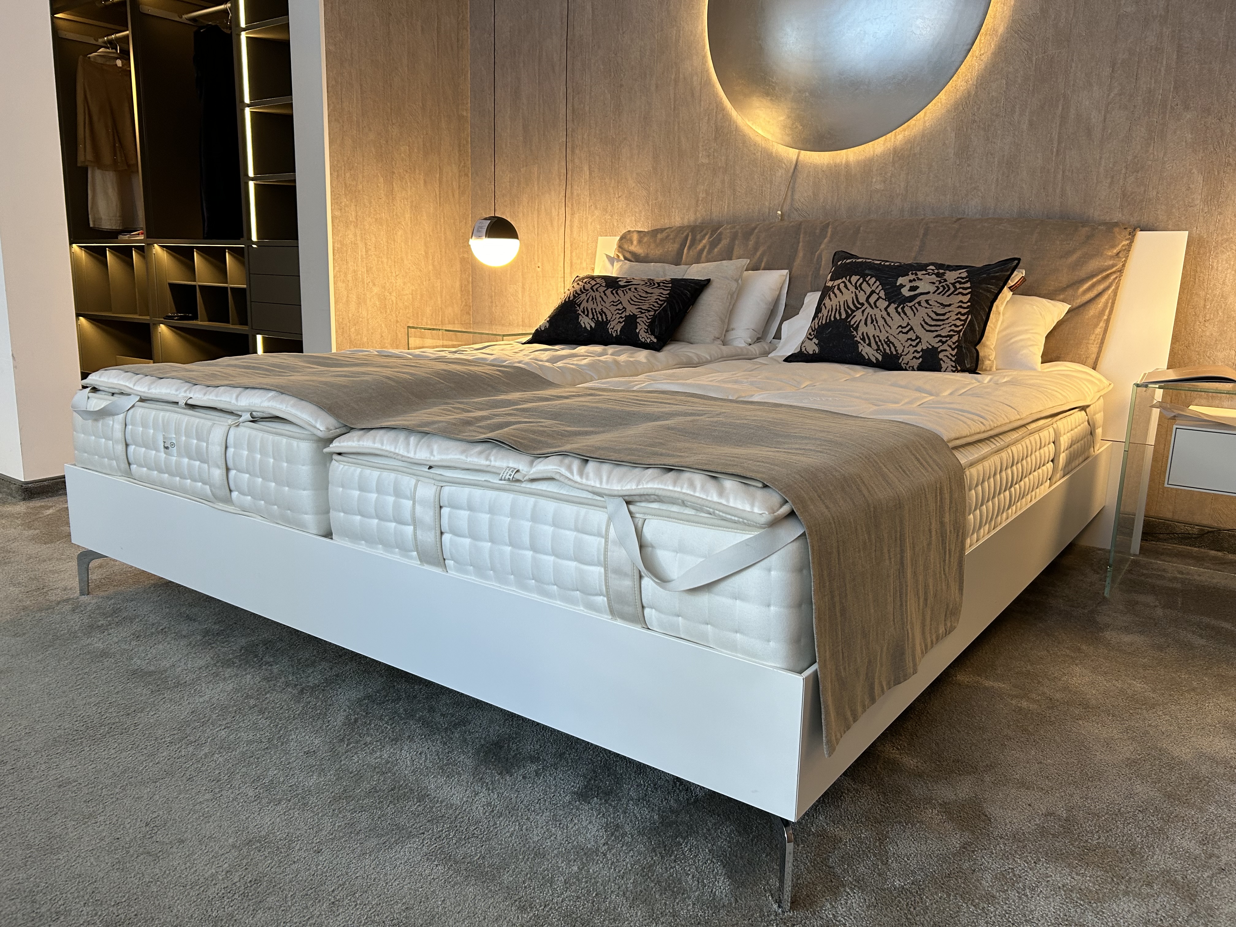 Bett mit Knickkopfteil